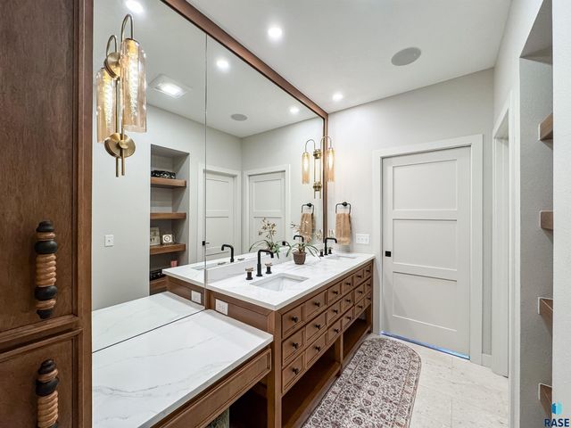 5504 E Morningside Cir Circle, Sioux Falls, SD 57110