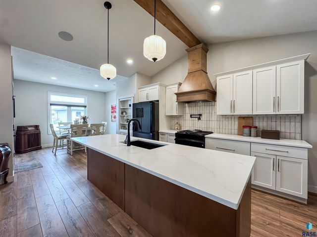 5504 E Morningside Cir Circle, Sioux Falls, SD 57110