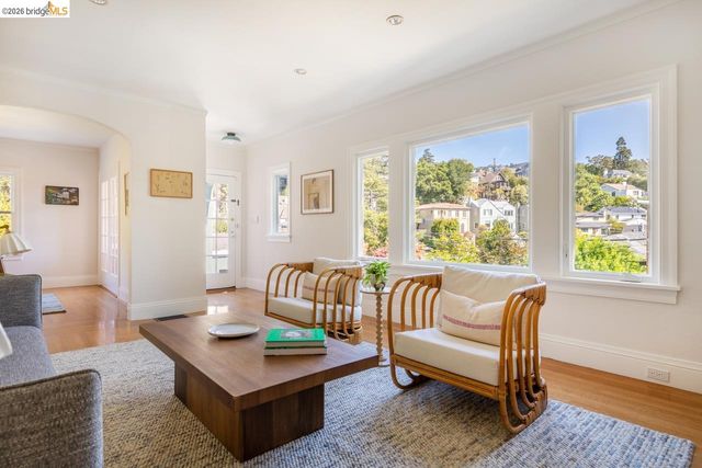 5981 Chabolyn Ter, Oakland, CA 94618