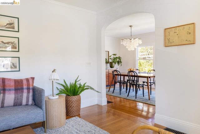 5981 Chabolyn Ter, Oakland, CA 94618