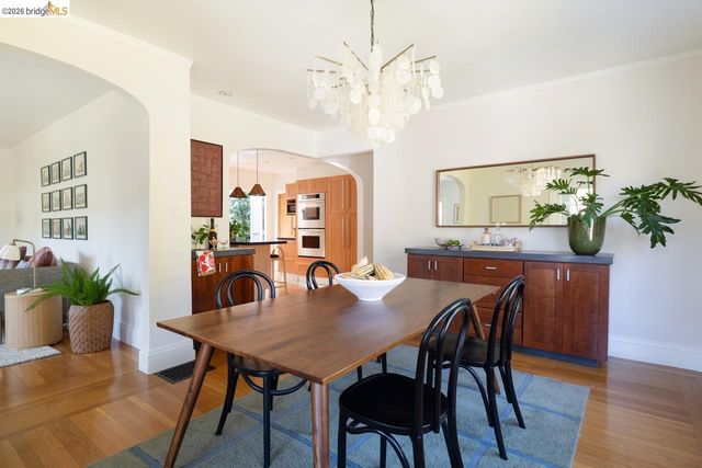 5981 Chabolyn Ter, Oakland, CA 94618