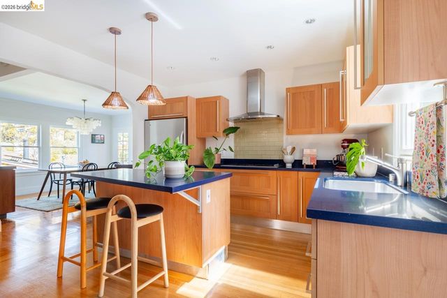 5981 Chabolyn Ter, Oakland, CA 94618