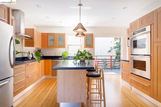 5981 Chabolyn Ter, Oakland, CA 94618