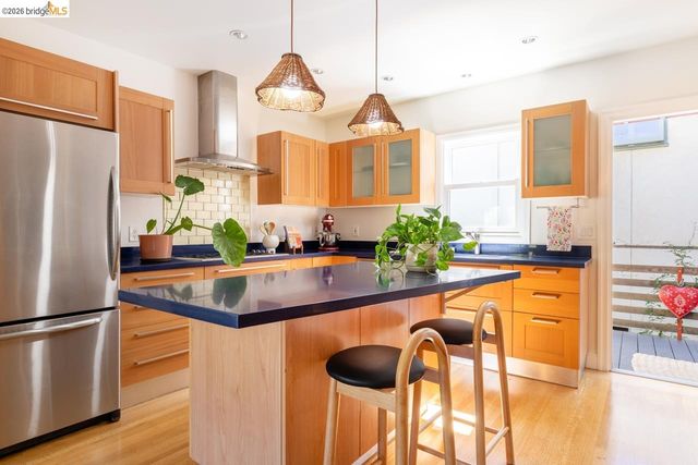 5981 Chabolyn Ter, Oakland, CA 94618