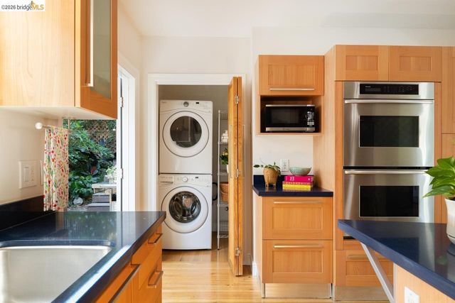 5981 Chabolyn Ter, Oakland, CA 94618