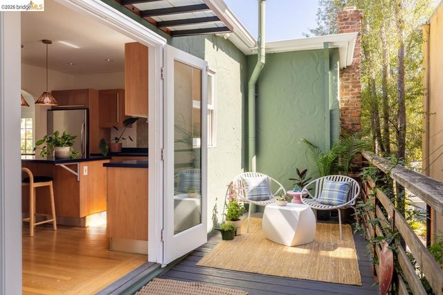 5981 Chabolyn Ter, Oakland, CA 94618