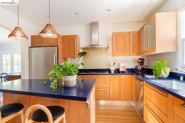 5981 Chabolyn Ter, Oakland, CA 94618
