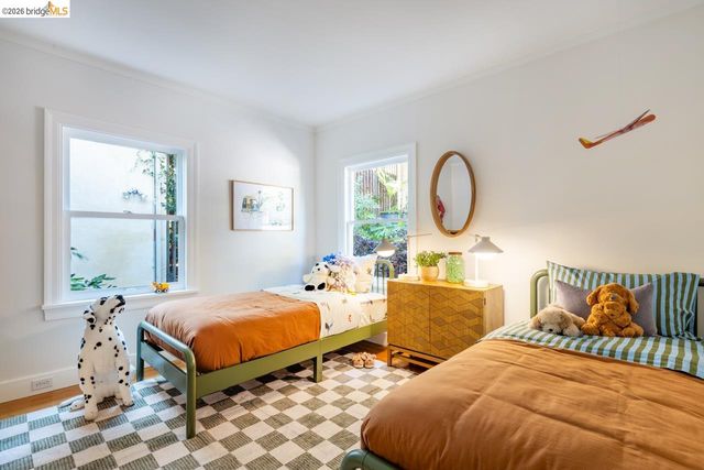 5981 Chabolyn Ter, Oakland, CA 94618