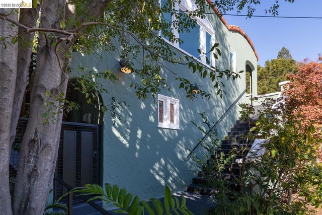 5981 Chabolyn Ter, Oakland, CA 94618