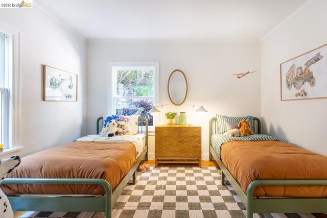 5981 Chabolyn Ter, Oakland, CA 94618