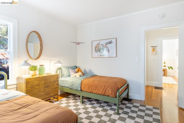 5981 Chabolyn Ter, Oakland, CA 94618