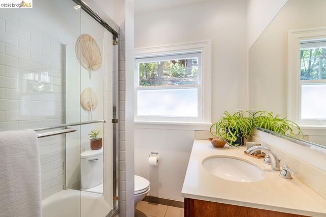5981 Chabolyn Ter, Oakland, CA 94618