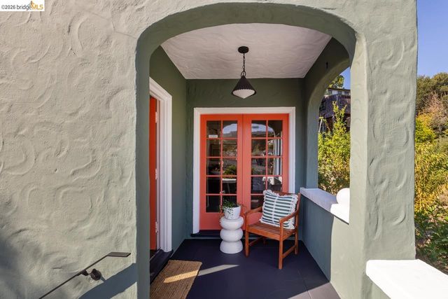 5981 Chabolyn Ter, Oakland, CA 94618