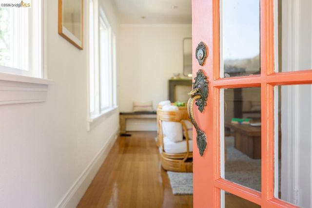 5981 Chabolyn Ter, Oakland, CA 94618