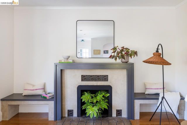 5981 Chabolyn Ter, Oakland, CA 94618