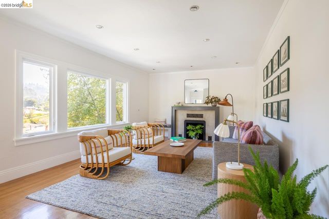 5981 Chabolyn Ter, Oakland, CA 94618