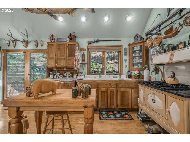 309 GRANITE St, Ashland, OR 97520