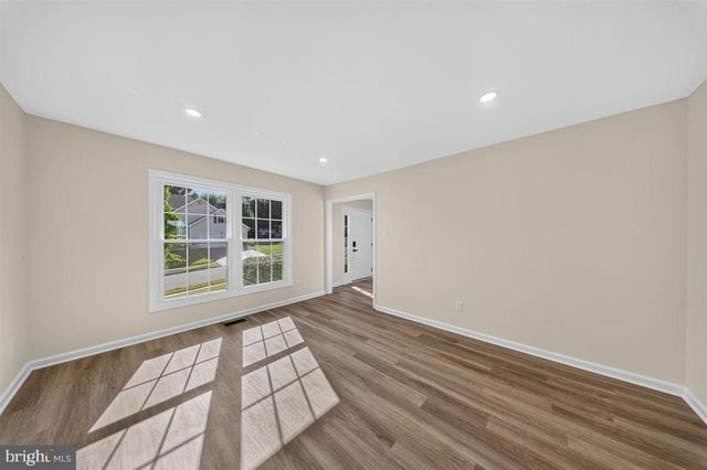 6 ROY CT, Newark, DE 19711