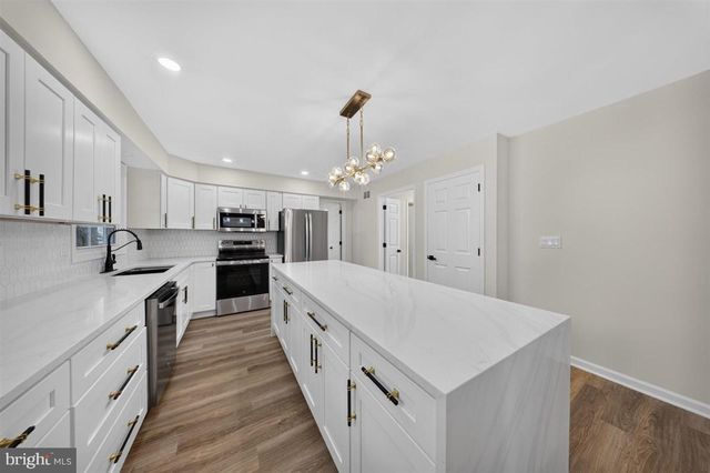 6 ROY CT, Newark, DE 19711