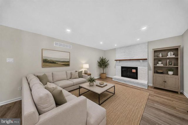 6 ROY CT, Newark, DE 19711