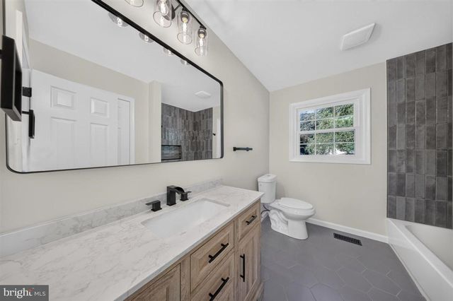 6 ROY CT, Newark, DE 19711