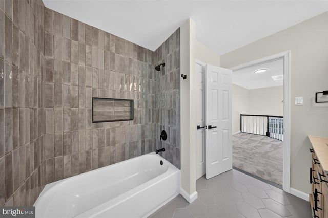 6 ROY CT, Newark, DE 19711