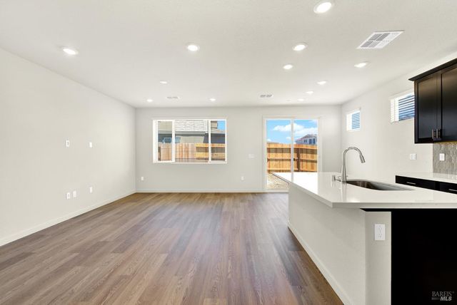 131 Bradford Dr, Vacaville, CA 95687