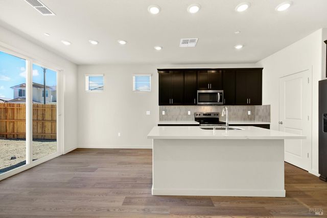 131 Bradford Dr, Vacaville, CA 95687