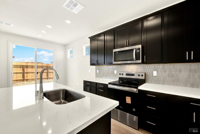 131 Bradford Dr, Vacaville, CA 95687