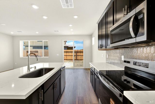 131 Bradford Dr, Vacaville, CA 95687
