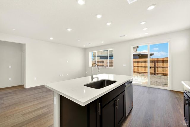 131 Bradford Dr, Vacaville, CA 95687