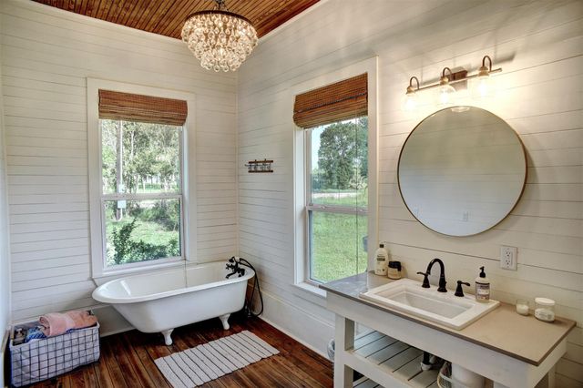 141 Grassyville RD, Paige, TX 78659