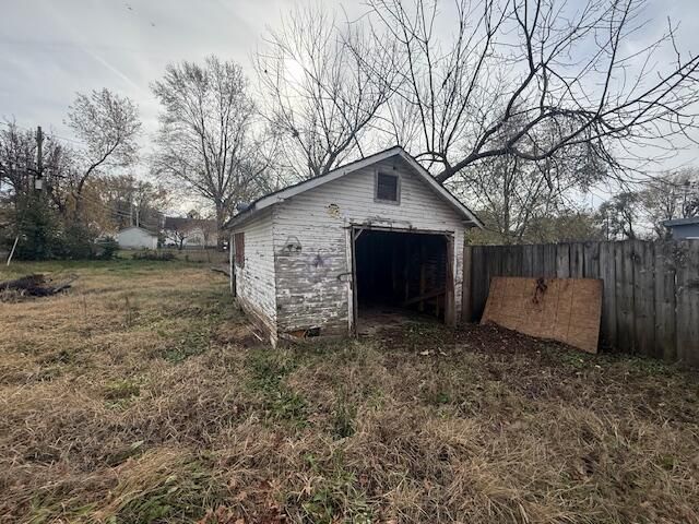 2516 W Elm Street, Springfield, MO 65806