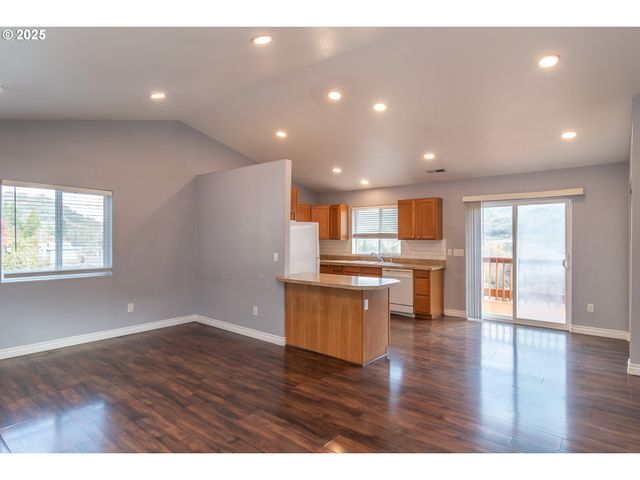 131 MAKAH Ct, Roseburg, OR 97471