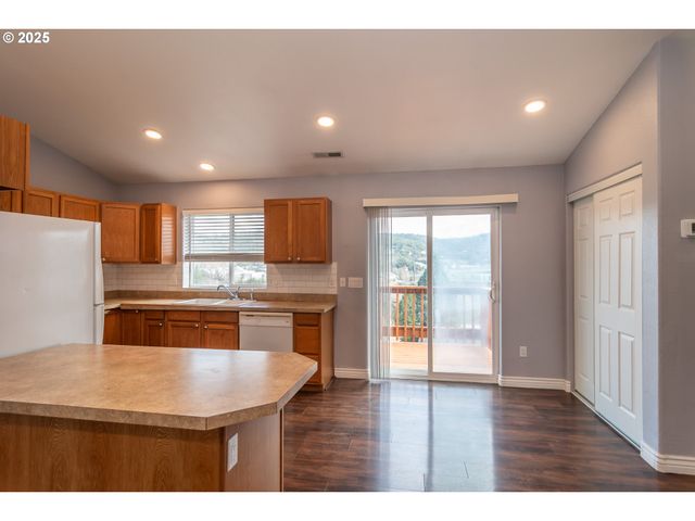 131 MAKAH Ct, Roseburg, OR 97471