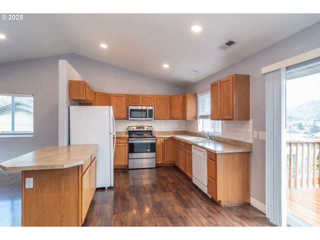 131 MAKAH Ct, Roseburg, OR 97471