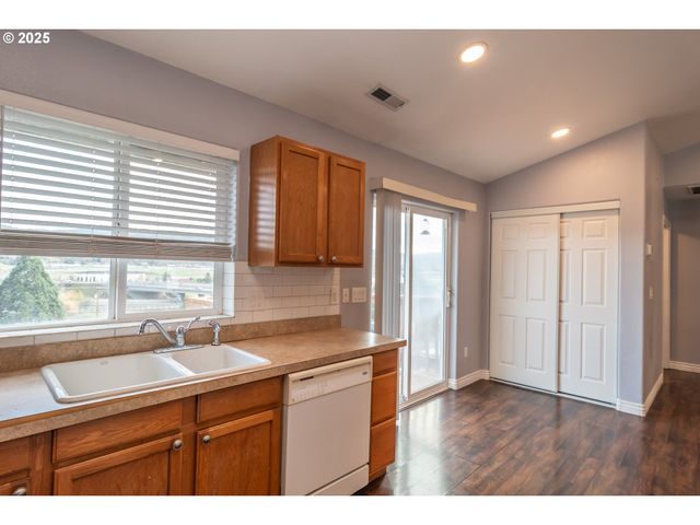 131 MAKAH Ct, Roseburg, OR 97471