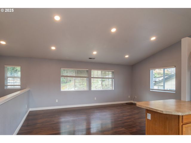 131 MAKAH Ct, Roseburg, OR 97471