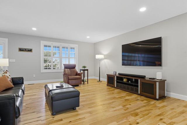 7 Mulberry Lane, Hooksett, NH 03106