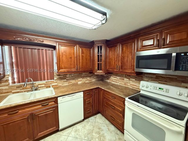 9357 Fontainebleau Blvd D104, Miami, FL 33172