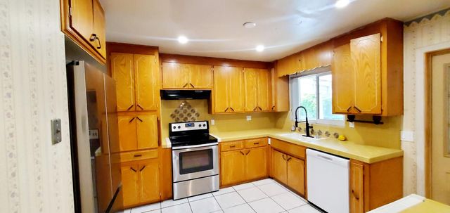 7722 Woodside Dr, Stockton, CA 95207