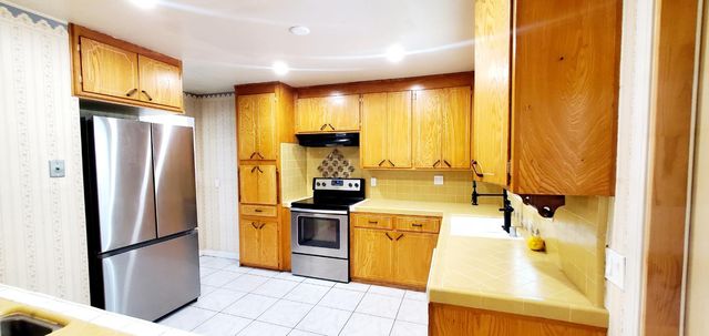 7722 Woodside Dr, Stockton, CA 95207