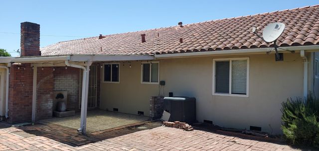 7722 Woodside Dr, Stockton, CA 95207