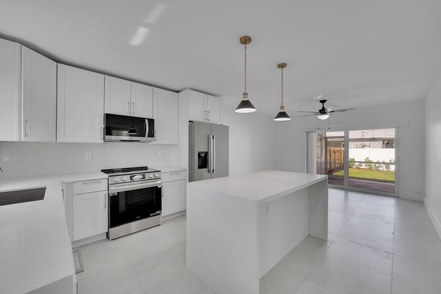 2821 NE 2nd Avenue 2823, Boca Raton, FL 33431