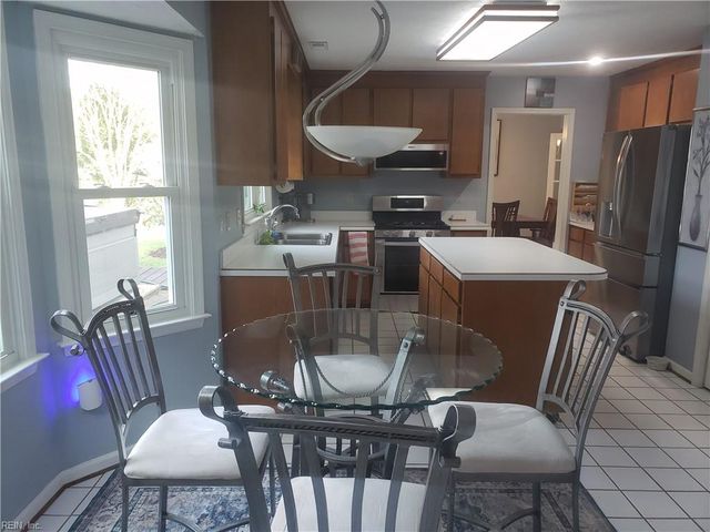 2 Ridge Lake DR, Hampton, VA 23666