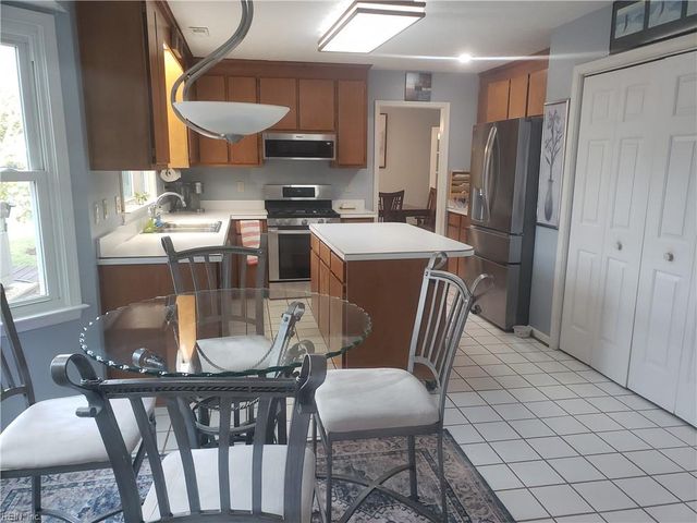 2 Ridge Lake DR, Hampton, VA 23666