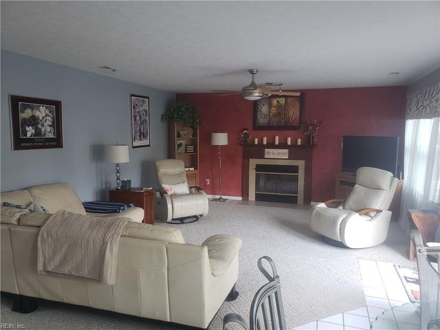 2 Ridge Lake DR, Hampton, VA 23666