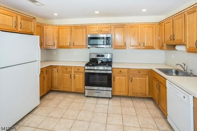 10 Hawthorn Dr, Roxbury Twp., NJ 07876