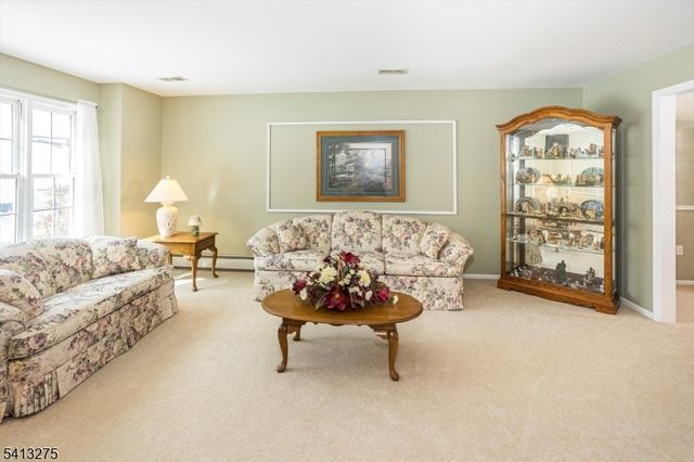 10 Hawthorn Dr, Roxbury Twp., NJ 07876