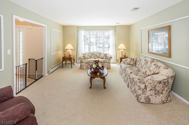 10 Hawthorn Dr, Roxbury Twp., NJ 07876